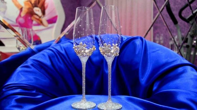 Оформление свадебных бокалов: выбор материалов, техники, мастер-классы