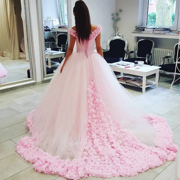Модное розовое платье в стиле гламур, романтик, бохо и даже кэжуал, звезды тоже любят розовый