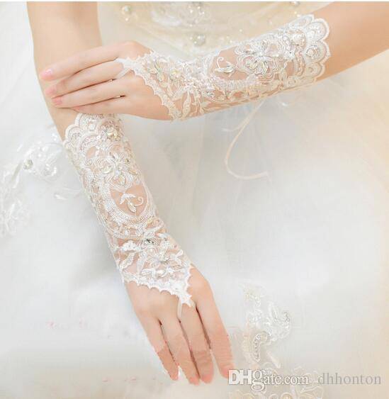 Белые свадебные перчатки (51 фото): короткие кружевные митенки на свадьбу и зимние модели