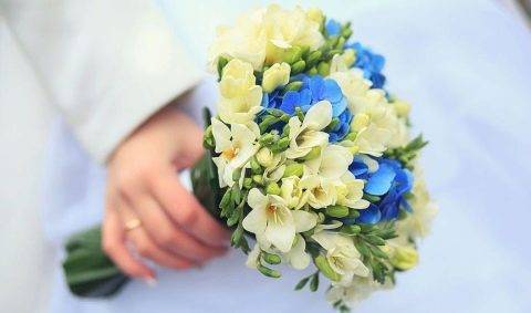 Свадебный букет из сиреневых цветов