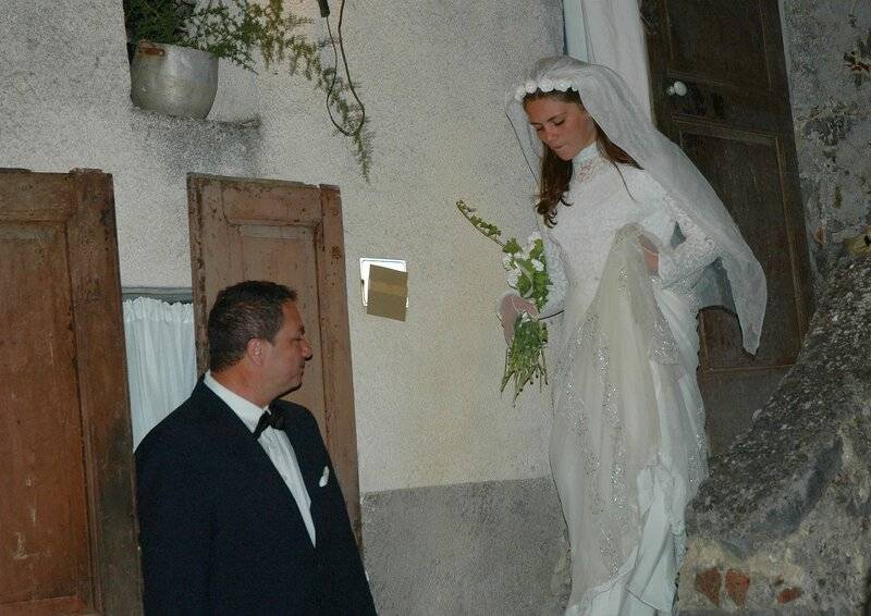 Свадебные прически (109 фото): самые красивые прически на свадьбу для невесты, высокие женские укладки с венком на темные волосы