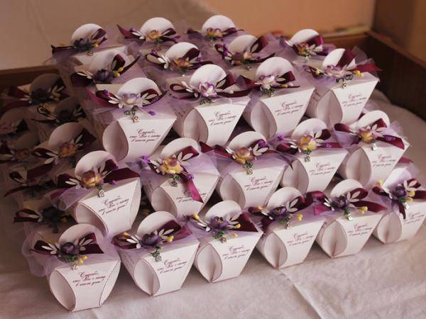 Украшения на свадьбу своими руками (71 фото): оригинальные свадебные аксессуары из бумаги, мастер-класс по изготовлению изделий ручной работы из бисера