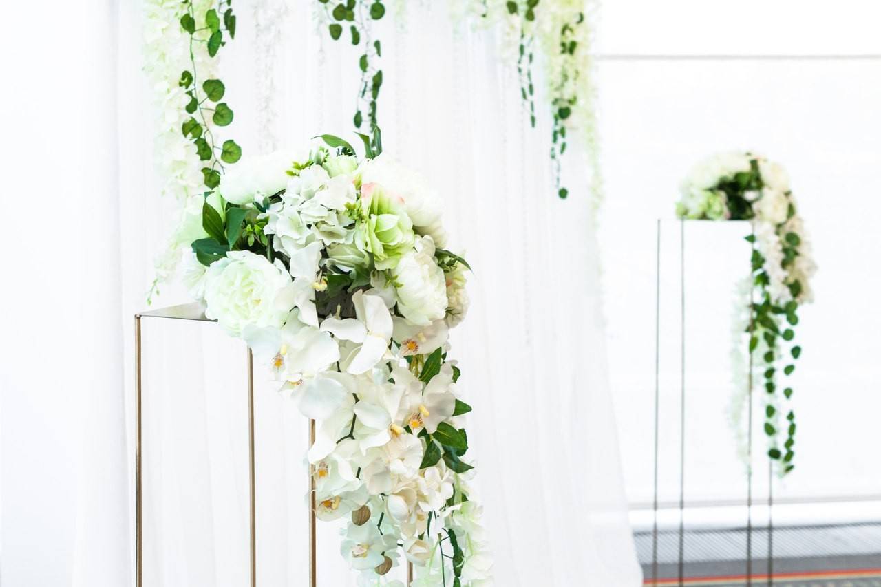 Созадем недорогое оформление зала на свадьбу, украшения для свадьбы из цветов, бумаги или воздушных шаров!