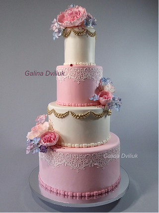 Украшение свадебного торта живыми или кремовыми цветами