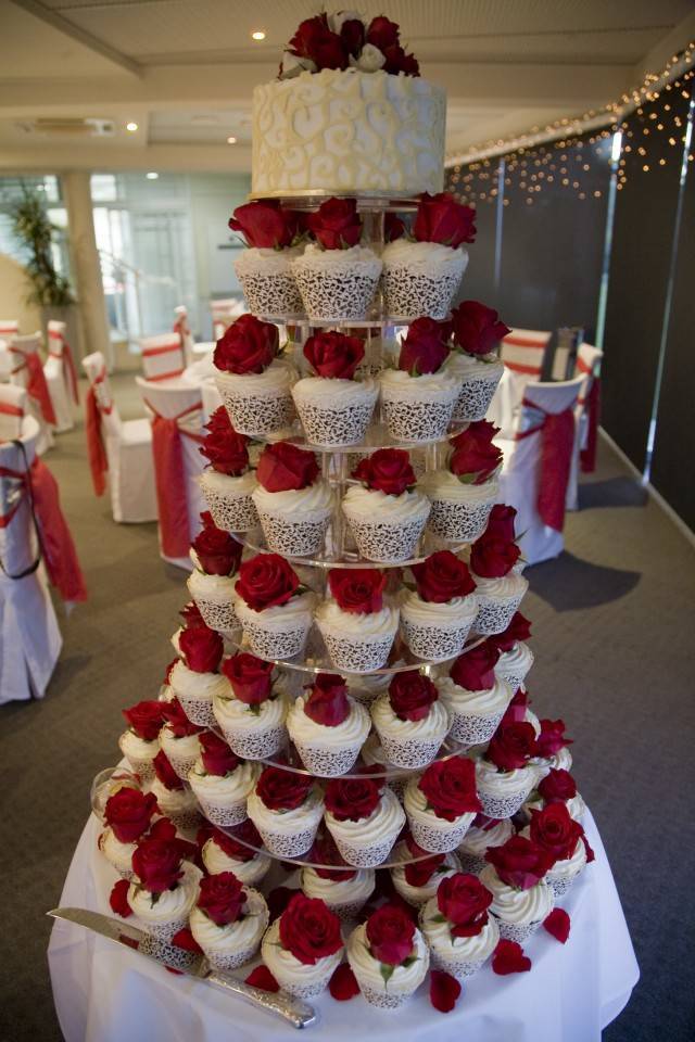 Капкейки на свадьбу (38 фото): самые красивые свадебные пирожные на льняную дату. как украсить капкейки своими руками?