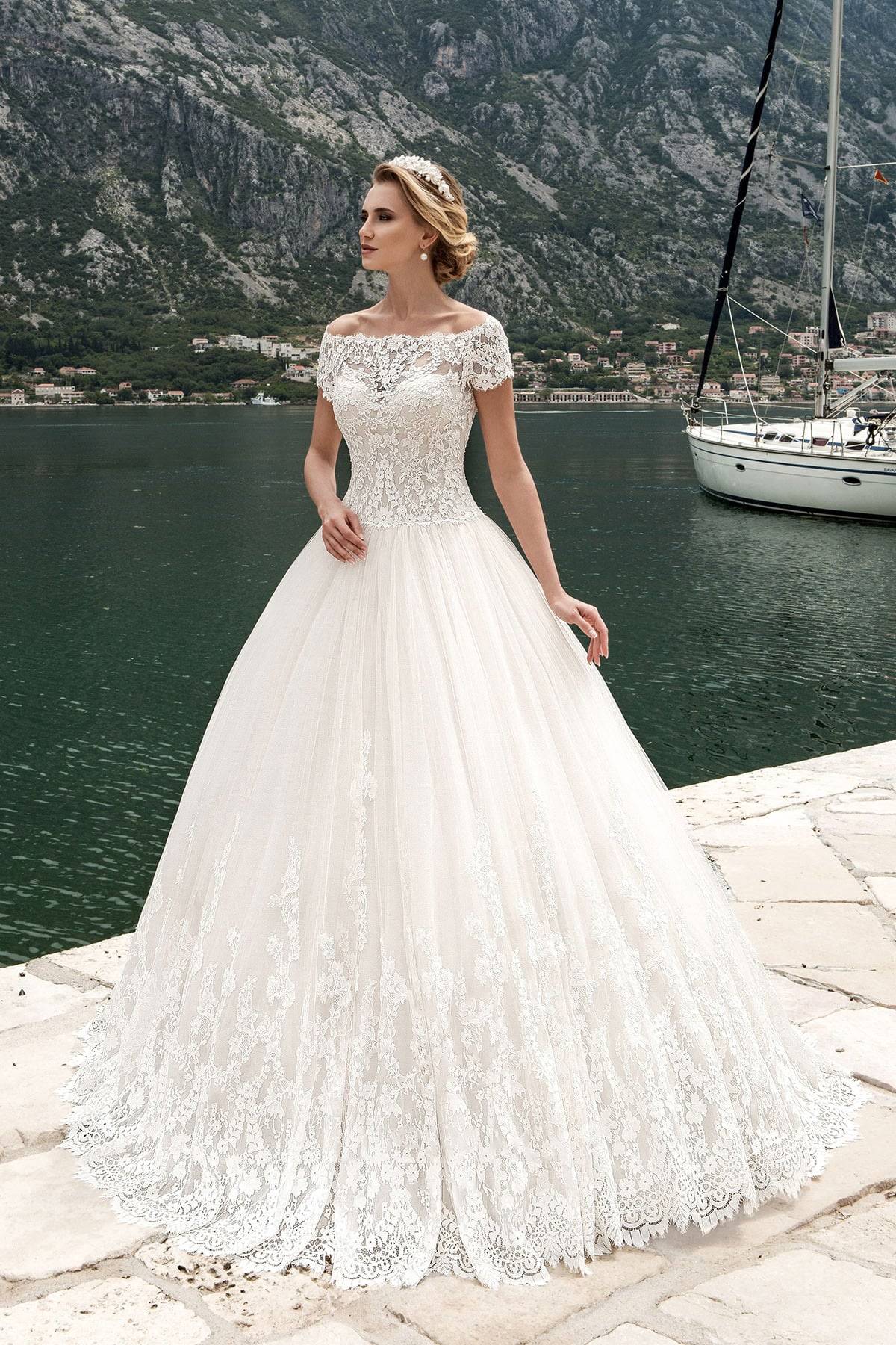 Свадебные платья со шлейфом – 38 фото самых роскошных нарядов для невест