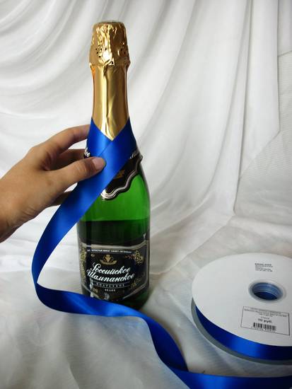 Оформление бутылок шампанского на свадьбу в виде жениха и невесты