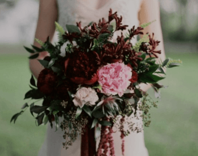 Яркий свадебный букет невесты