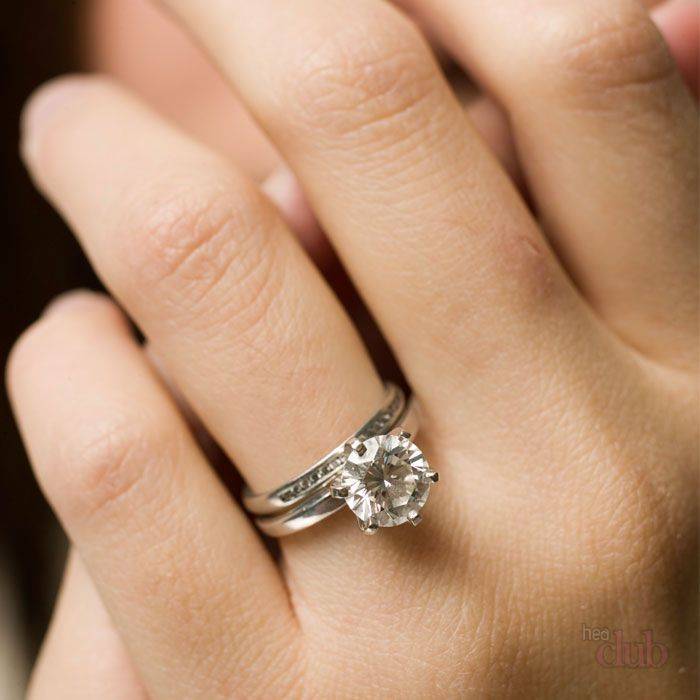 На каком пальце мужчины носят обручальное кольцо? разведенным, женатым и вдовцам - на какой палец следует надевать мужское обручальное кольцо?
