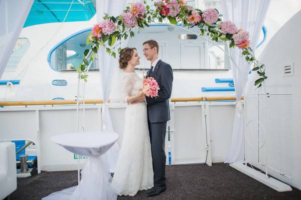 Свадьба на яхте: советы по организации и фотосессия