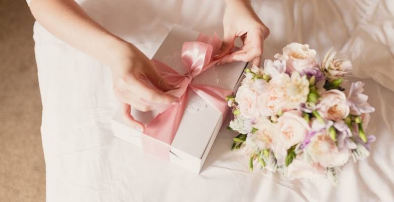 Как выбрать подарок невесте на свадьбу