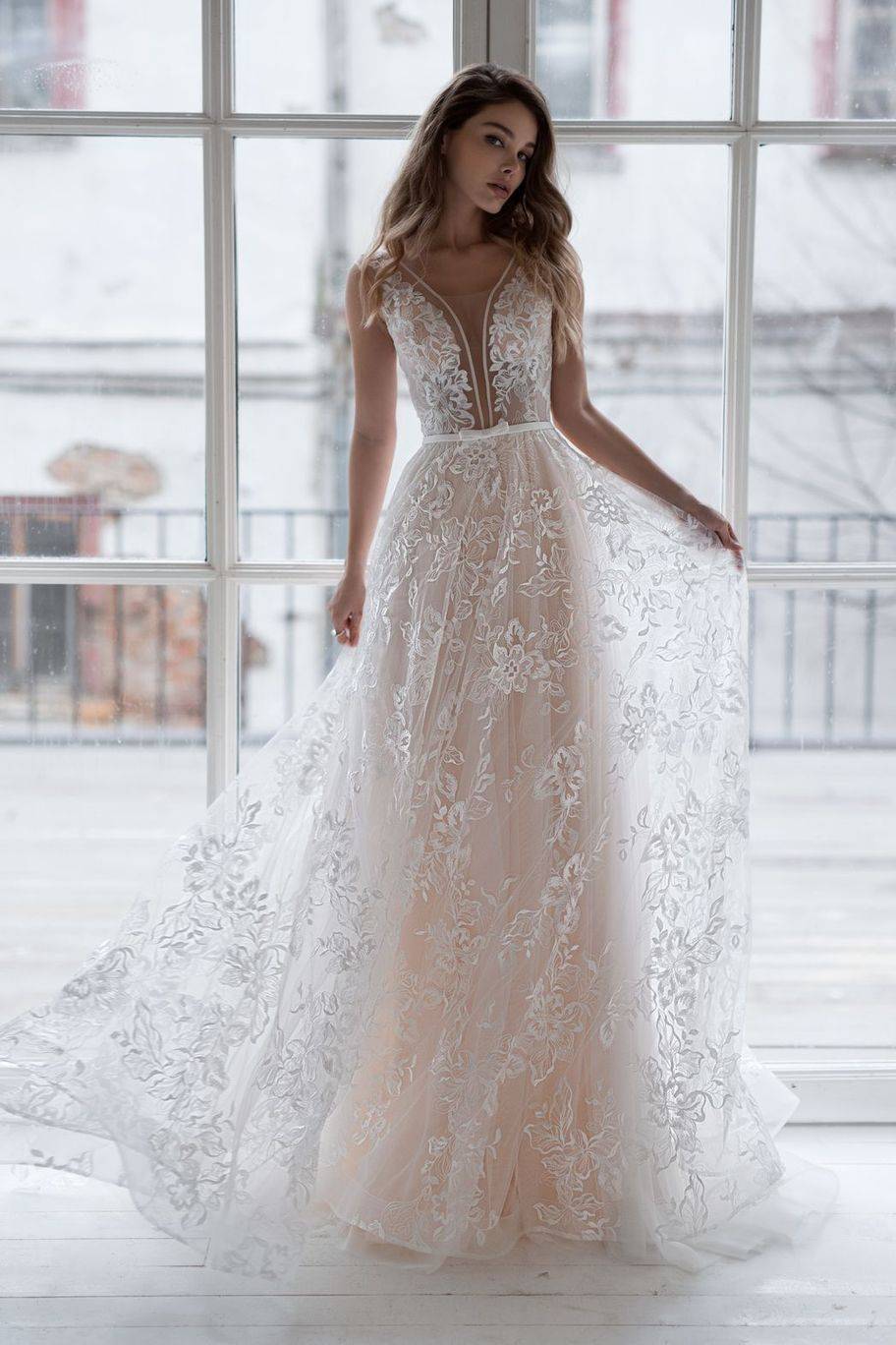 Стоит ли выбирать платье со шлейфом на свадебную церемонию?
