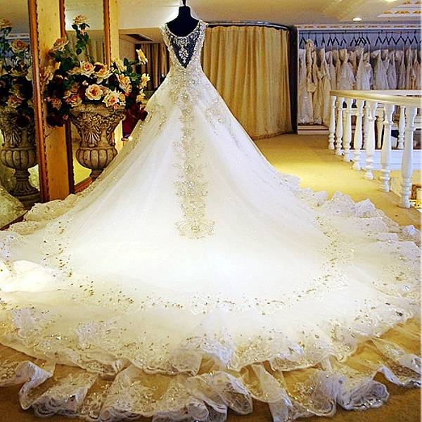 Длинное счастье: как выбрать свадебное платье со шлейфом