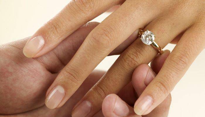 Комплект из помолвочного и обручального кольца: что это, как носить и выбрать такой стильный тандем?