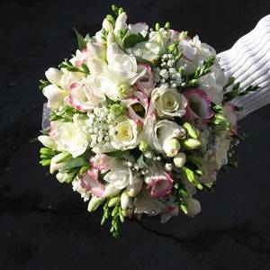 Букет невесты из эустомы и розы