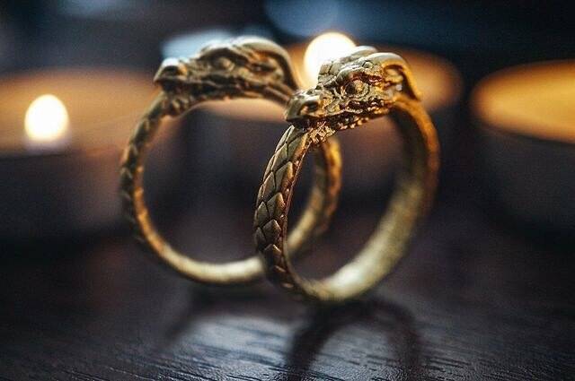 Необычные кольца (63 фото): самые оригинальные и красивые формы женских колец, модные дизайнерские идеи на весь палец