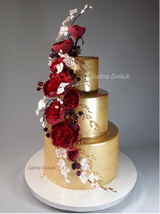 Кремовый свадебный торт (44 фото): красивое украшение торта на свадьбу цветами, оформление красно-белого десерта лебедями, торт-сердце с белковым кремом на подставке