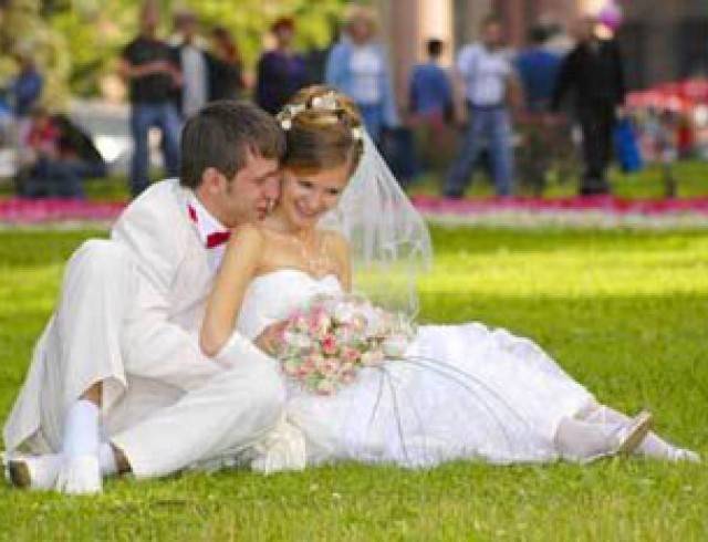 Бросание букета невесты – как лучше и правильнее это делать?