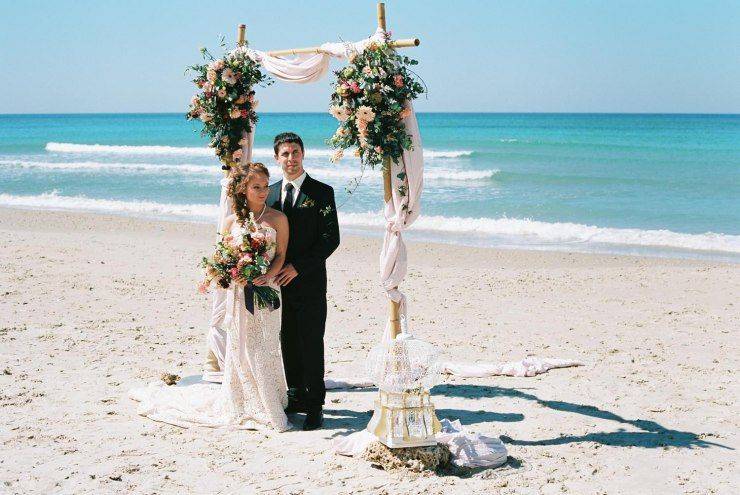 Идеи для красивой свадебной фотосессии на море: как сделать красивые фото на пляже?