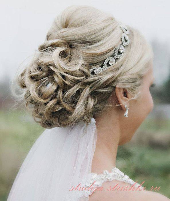 Свадебные ободки (38 фото): прически с ободком на голову из цветов на свадьбу, укладка для волос невесты с ободком