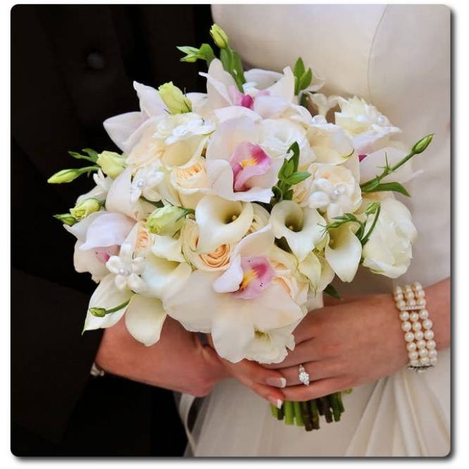 Свадебный букет из эустомы (52 фото): выбираем букет для невесты из эустом с белыми розами, фиолетовыми фрезиями, альстромериями и гортензиями, значение цветов