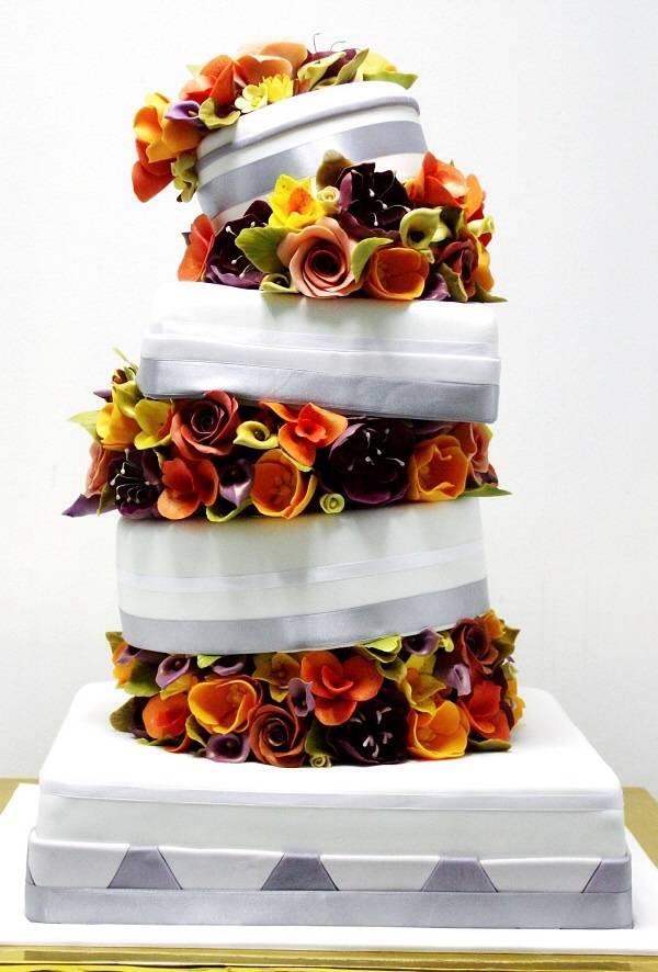 Цветные свадебные торты: фото и советы
