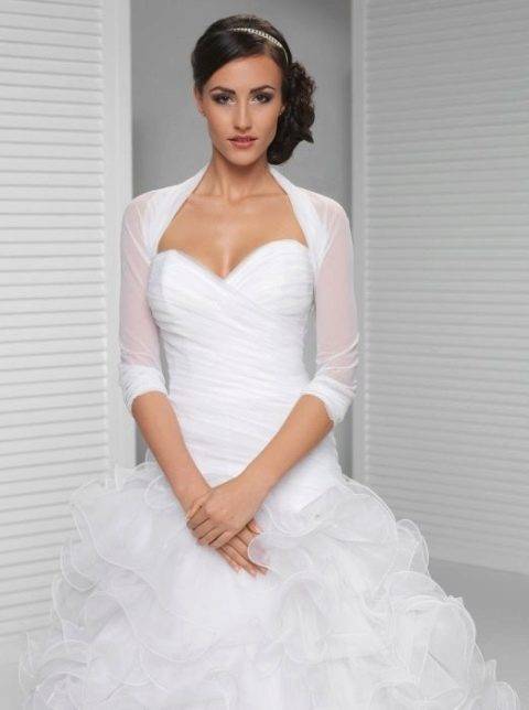 Болеро свадебное (68 фото): на платье, кружевное, с капюшоном, с длинным рукавом, меховое, для невесты, красное