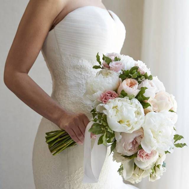 Свадебный букет из пионов – выбор элегантной невесты