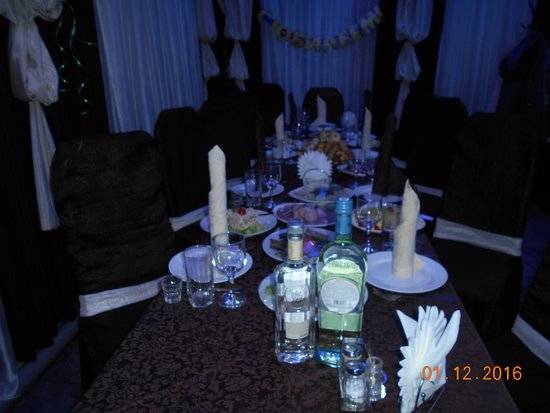 Стулья на свадьбу — оригинальные варианты декорирования и подбора сидений (72 фото)