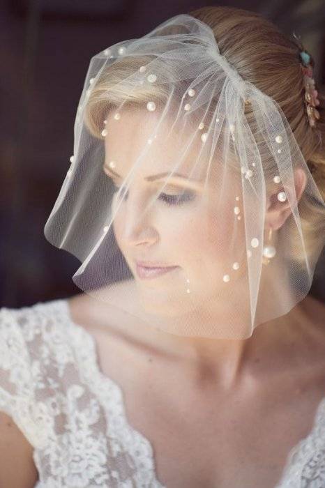Свадебные ободки (38 фото): прически с ободком на голову из цветов на свадьбу, укладка для волос невесты с ободком