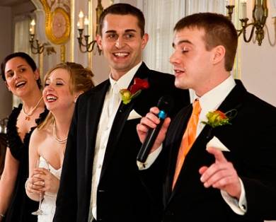 Короткие тосты на свадьбу: в стихах и своими словами