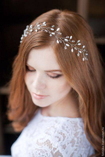 Свадебные прически с цветами — венки, идеи с косами, разные варианты вплетений + 98 фото
