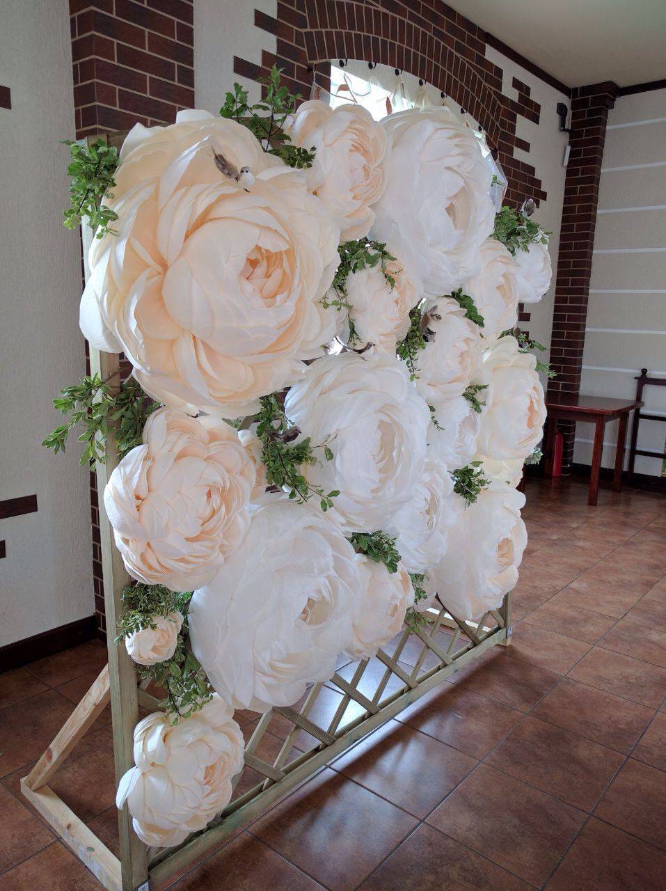 Бумажные цветы для оформления зала: большие для украшения своими руками, помпоны из бумаги, мастер-класс