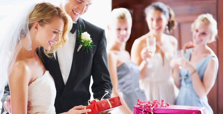 Подарок на свадьбу молодоженам от друзей: топ лучших идей, которые обязательно понравятся!