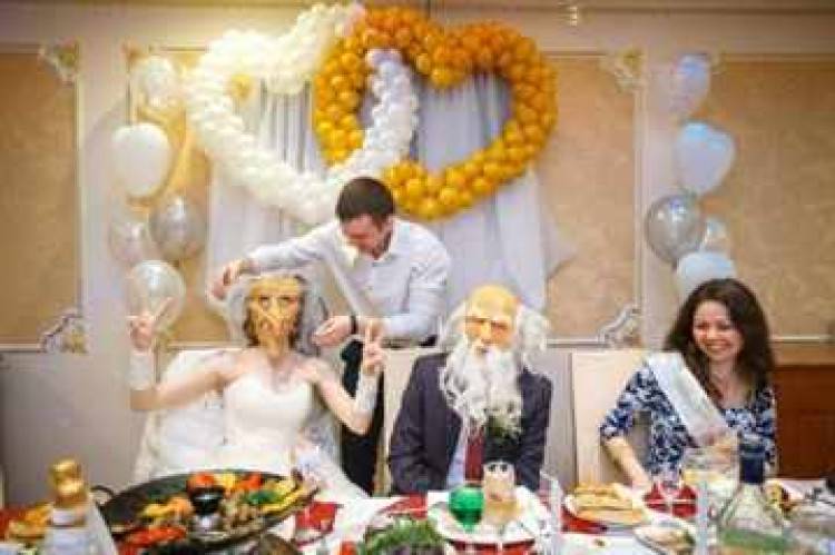 Варианты рассадки гостей на свадьбе: советы молодожёнам