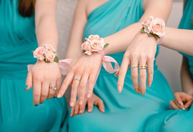 Для подружек невесты своими руками  свадебные бутоньерки, повязки, ленты, украшения