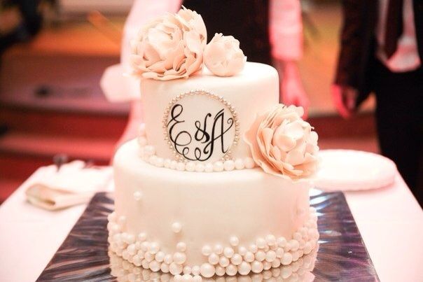 Торт с живыми цветами на свадьбу