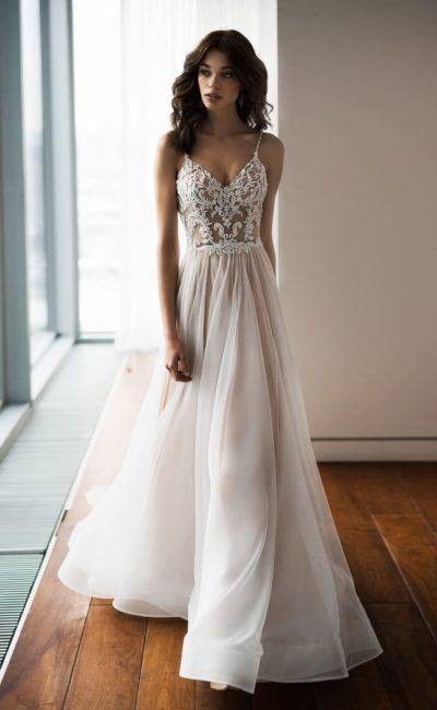 Примерка свадебного платья: как и с кем выбирать наряд, и кто его покупает