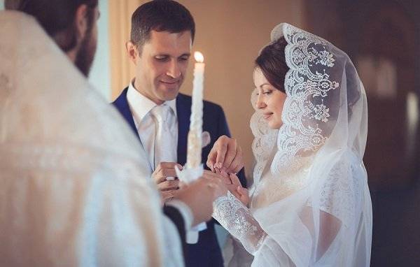 Как выбрать и надеть платок для венчания?