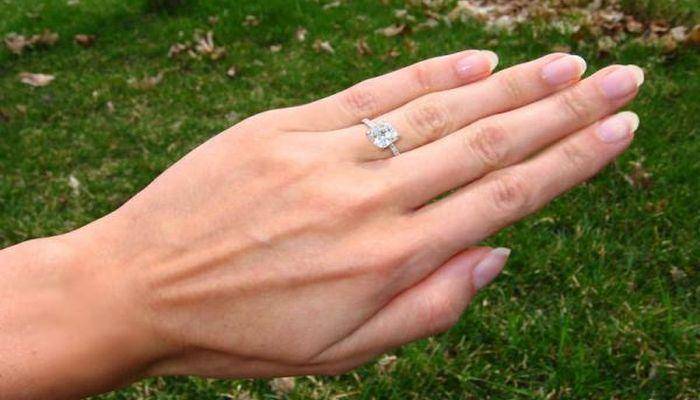 На какой палец одевают обручальное кольцо  на каком пальце носить помолвочное колечко