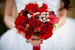 Красно-белый свадебный букет невесты: составляем идеальную композицию