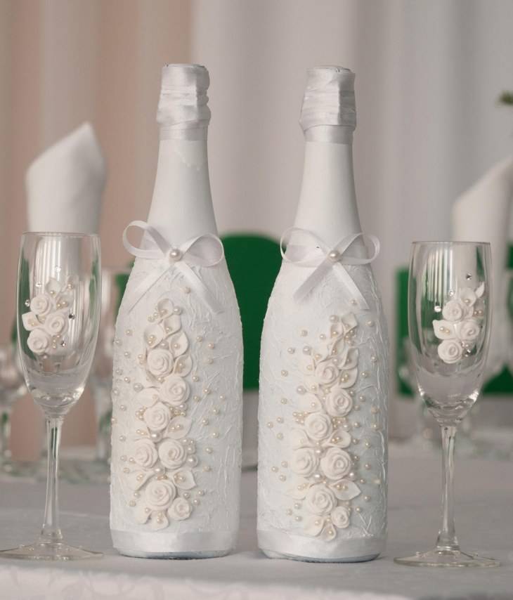 Украшение бутылок на свадьбу (35 фото): мастер-класс по оформлению бутылок шампанского своими руками, идеи декора с лентами, бумагой и кружевом