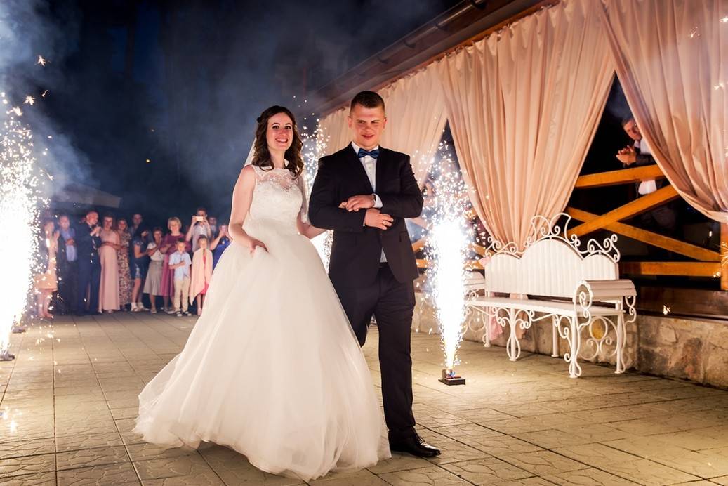 Свадебный декор — красивые, модные и трогательные фишки для молодых и гостей + 77 фото