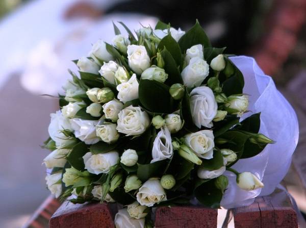 Букет в подарок на свадьбу молодоженам (113 фото): какие цветы дарят молодым от родителей и гостей?