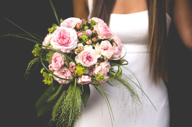 Можно ли подарить вместо цветов на свадьбу что-нибудь необычное?