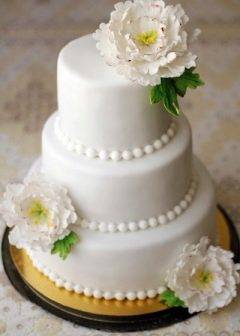 Белый свадебный торт (53 фото): дизайн красно-белых и бело-синих десертов на свадьбу, торты с золотыми и голубыми розами