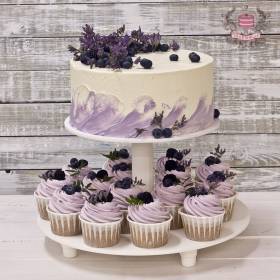 Свадебный торт с капкейками (28 фото): десерт на свадьбу с пирожными в виде сердца на подставке