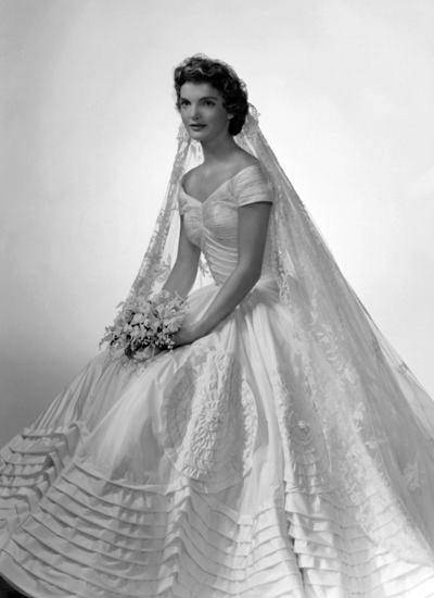Короткие свадебные платья: плюсы, фасоны, виды, выбор, фото знаменитостей