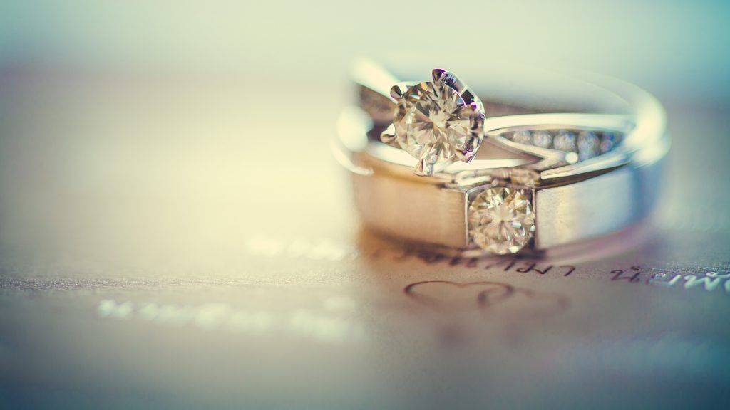 Можно ли показывать обручальные кольца до свадьбы?