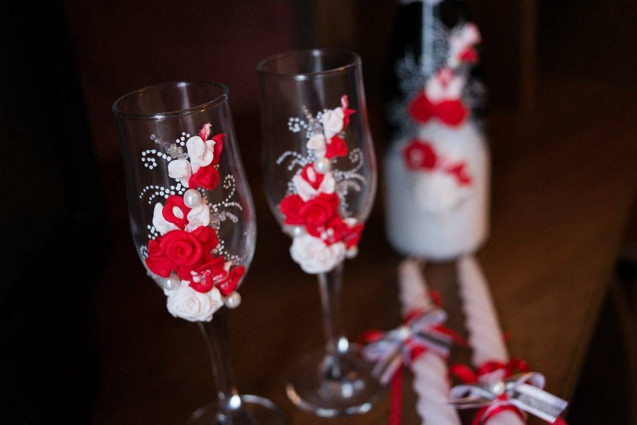Как украсить бокалы на свадьбу? фото идеи декора свадебных бокалов жениха и невесты